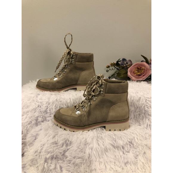 Crown Vintage Women’s Lace-up Boots 6M Faux Suede Upper Metal D Ring Lug Sole - Picture 2 of 10